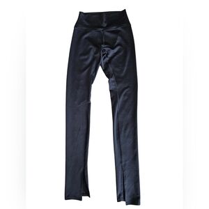 alo High-Waist Leggings, Black. Medium